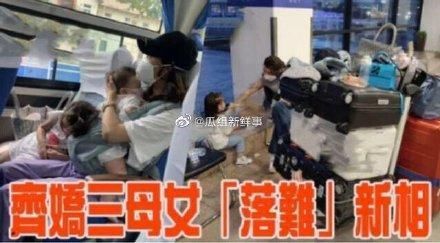 窦骁带女友见老家发小,打卡景点摆六角星,悄悄与何超莲牵手