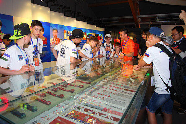 俄罗斯冰球小将走进体博 共享天津体育文化盛