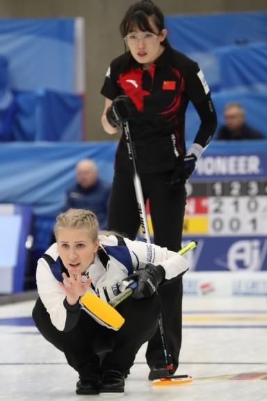 女子冰壶世锦赛,中国大胜芬兰苏格兰,三连胜排