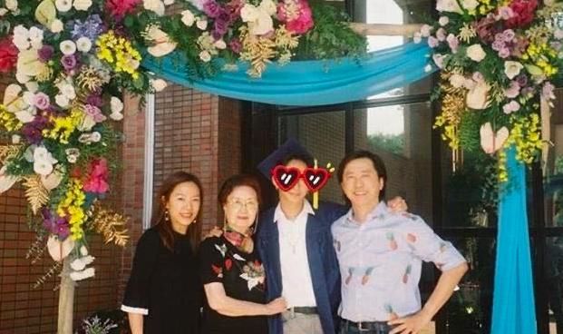 伊能静庾澄庆儿子晒女装照，妆容妖娆，被疑受父母婚姻影响