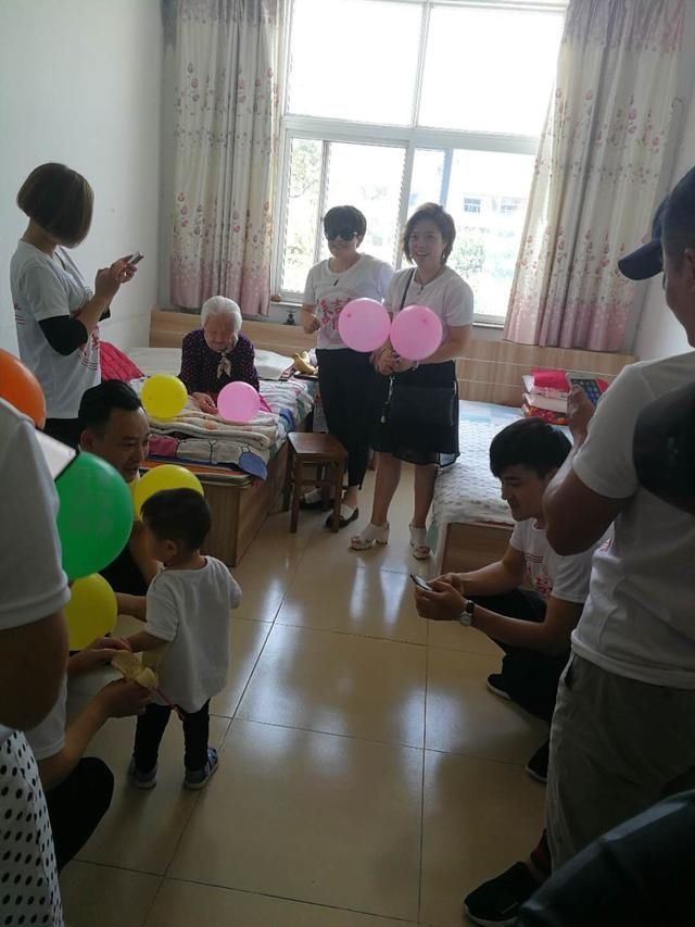 六一节不光爱幼,还敬老!潍坊志愿者将爱心和祝