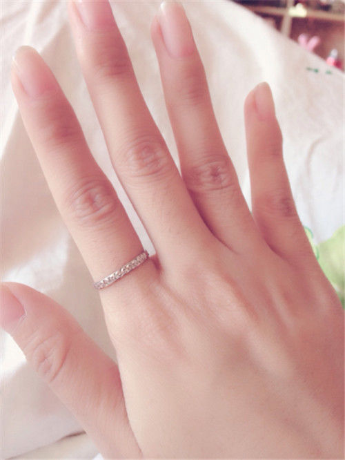 戒指右手中指的意思 五个手指戴戒指分别代表