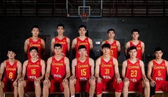 腿都伸不直!蚊帐加迷你床,亚运会中国男篮住宿