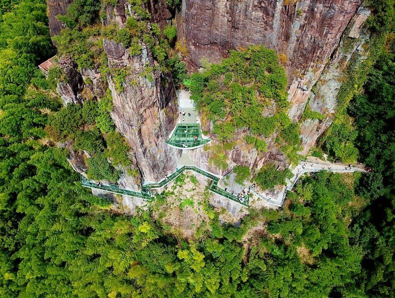 终于来了!浙江最长高空玻璃栈道开放!敢走我敬你是条汉子!