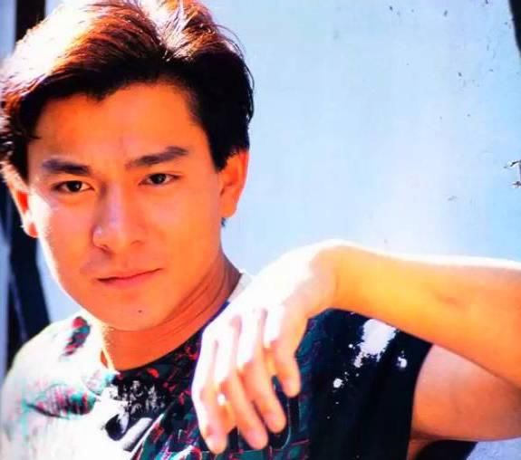 一张老照片，述说出刘德华背后的男人，因为他才有今天的刘天王