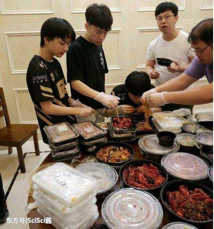 RNG秀北京豪宅基地,一桌全是小龙虾!这别墅可