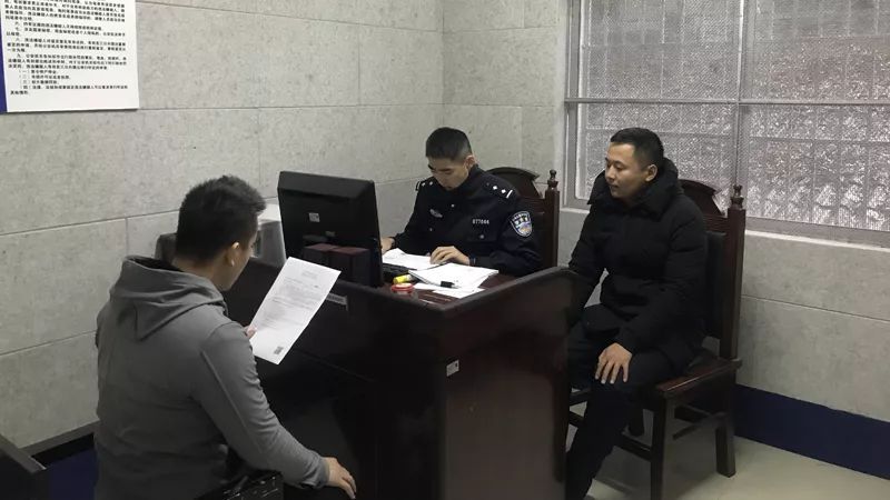 丽水一男子在聚会时举白旗 被传唤派出所 原因