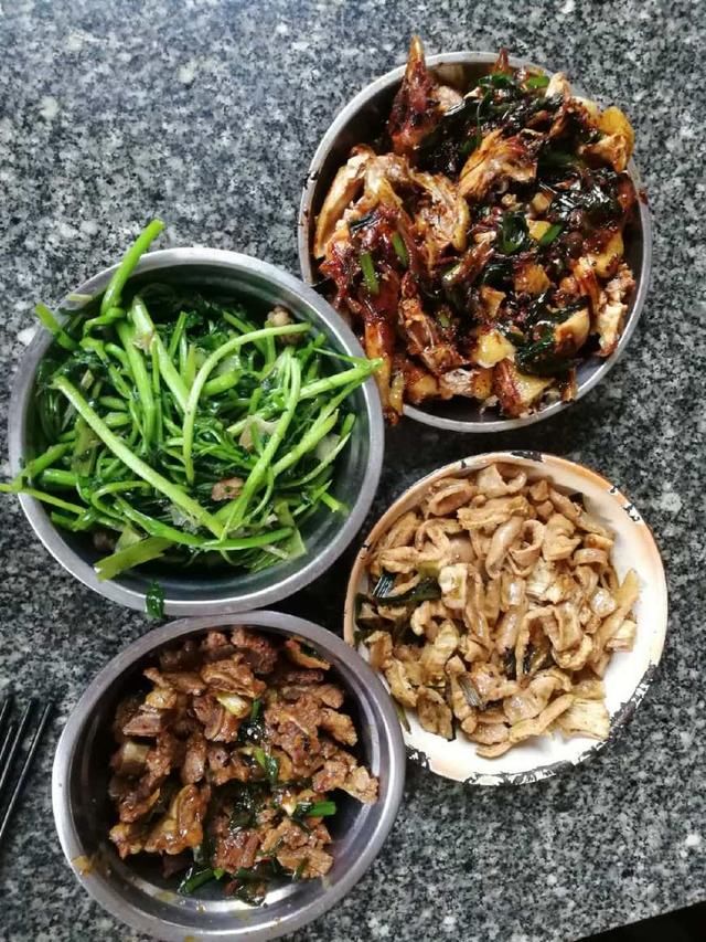 网友齐晒年夜饭，有鱼有肉有福气，怪不得外国人都想来中国过新年