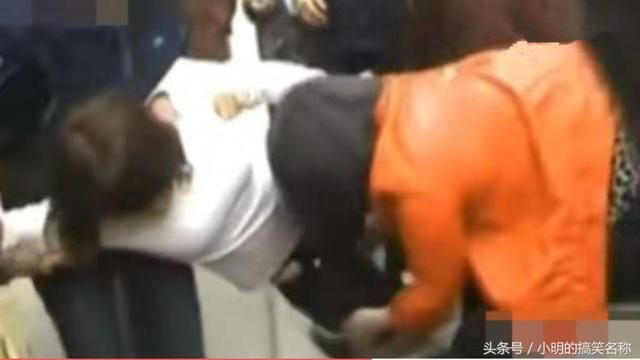 美女在街上跪求男友原谅,结果男友狠心将她推倒,路人也不同情她