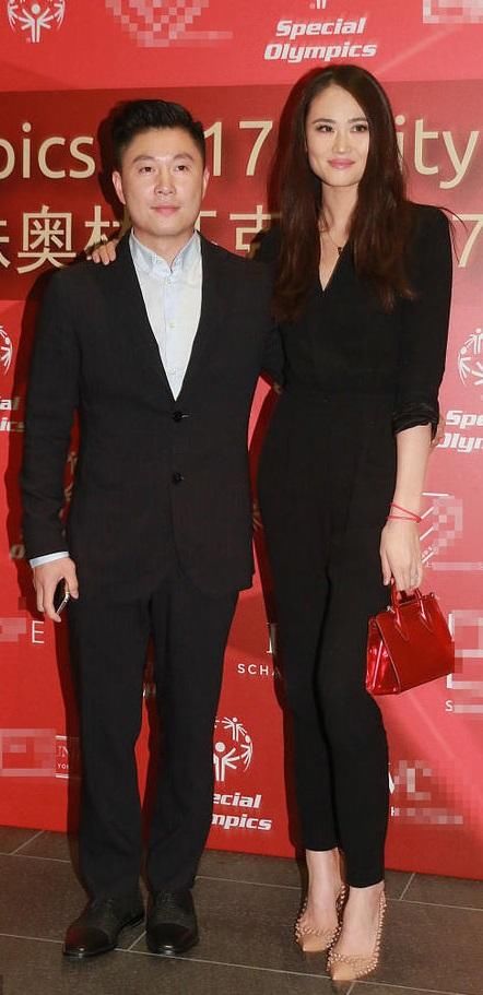 郭晶晶邹市明李小鹏携CP出席慈善宴_【今日