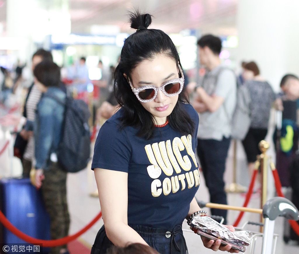 胖出新高度!钟丽缇梳丸子头扮嫩难掩发福