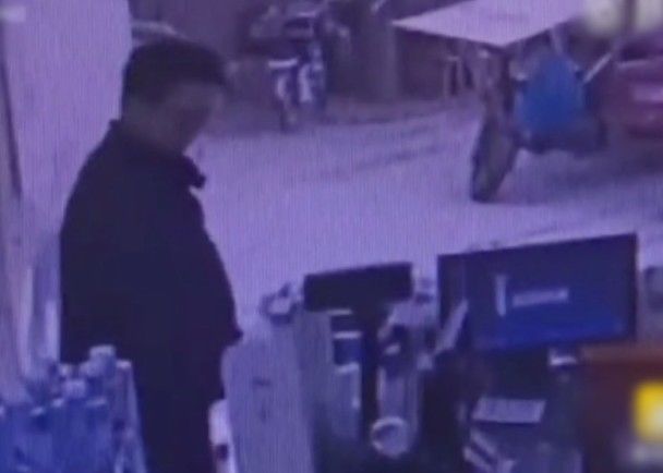 奇闻!小超市员工卷款而跑,无人看店,顾客电子支