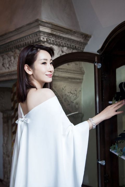 秦海璐签约新公司,与李易峰成为同事