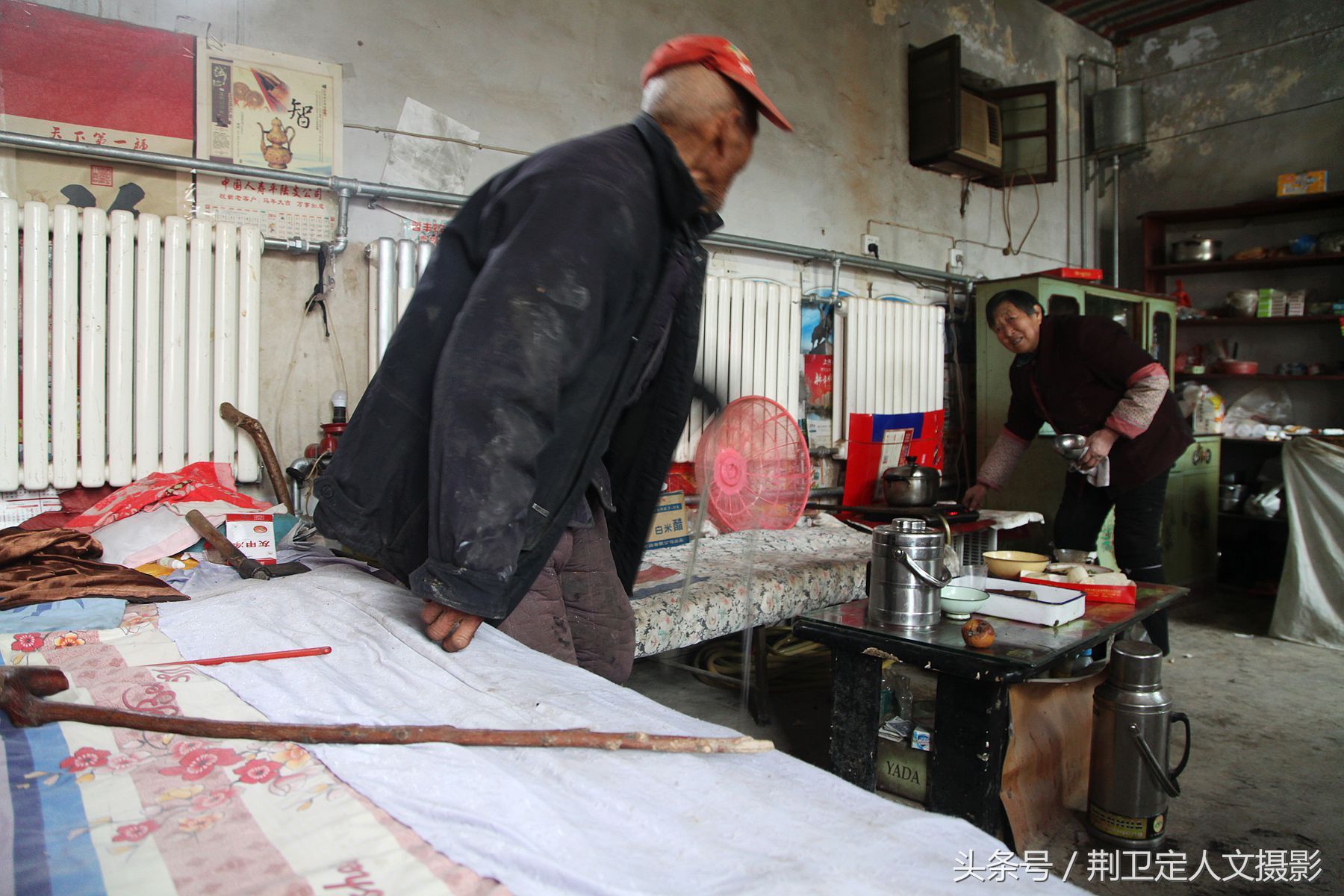 农村88岁老兵趴着走路,跪地干活,背后的故事让