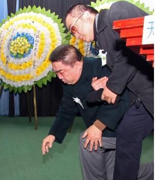 相声大师高英培去世,徒弟孟凡贵灵前下跪,遗言