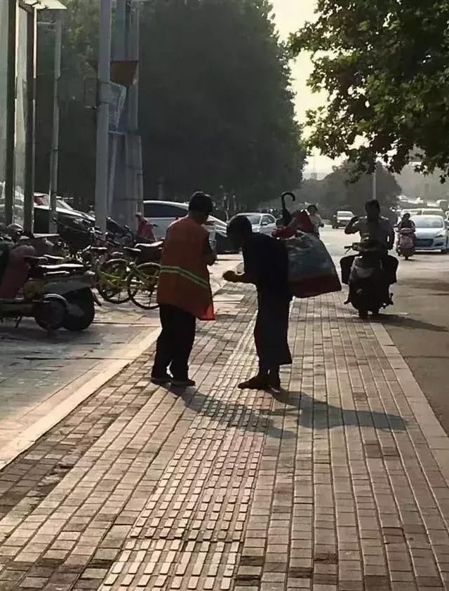 我跪着,是因为穿着裙子不好蹲 你出门有教养的样子,真美!