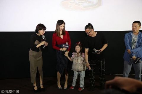 插刀门女主角边潇潇自爆怀上二胎,一家三口现