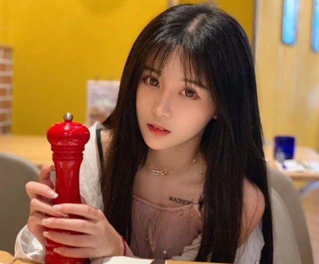 杨清柠日常晒美照,当看清她正脸时,网友:头发挡的真好 e世博备用网址