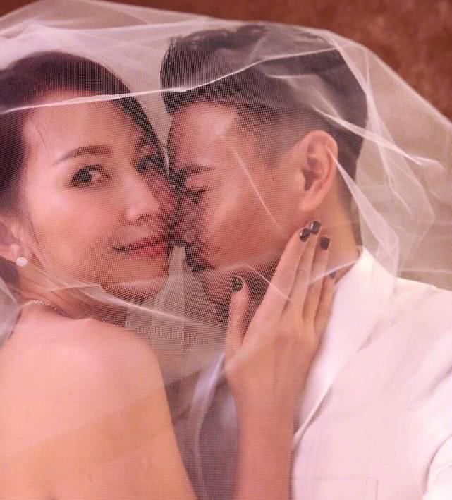 蔡少芬张晋结婚十周年,再穿婚纱与女儿一起拍照,幸福满满 兴发pt