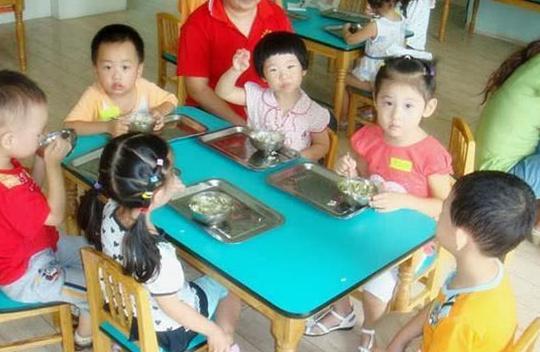 孩子第一天上幼儿园,老师发伙食照片,妈妈看完