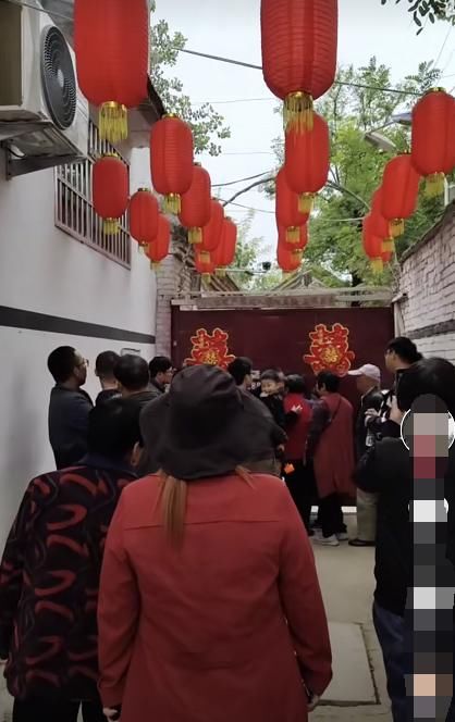 大衣哥朱之文儿子结婚，老家被围水泄不通，儿子敬酒略显不懂礼数