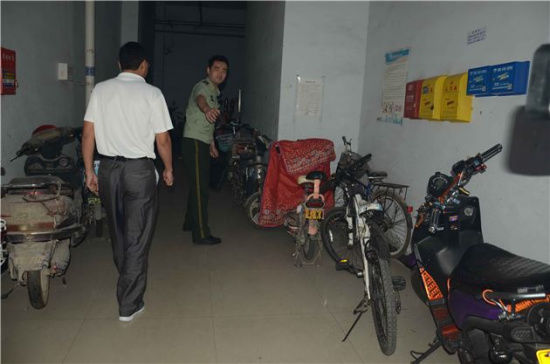 郑州一小区楼道停满电动车 隐患严重被处罚