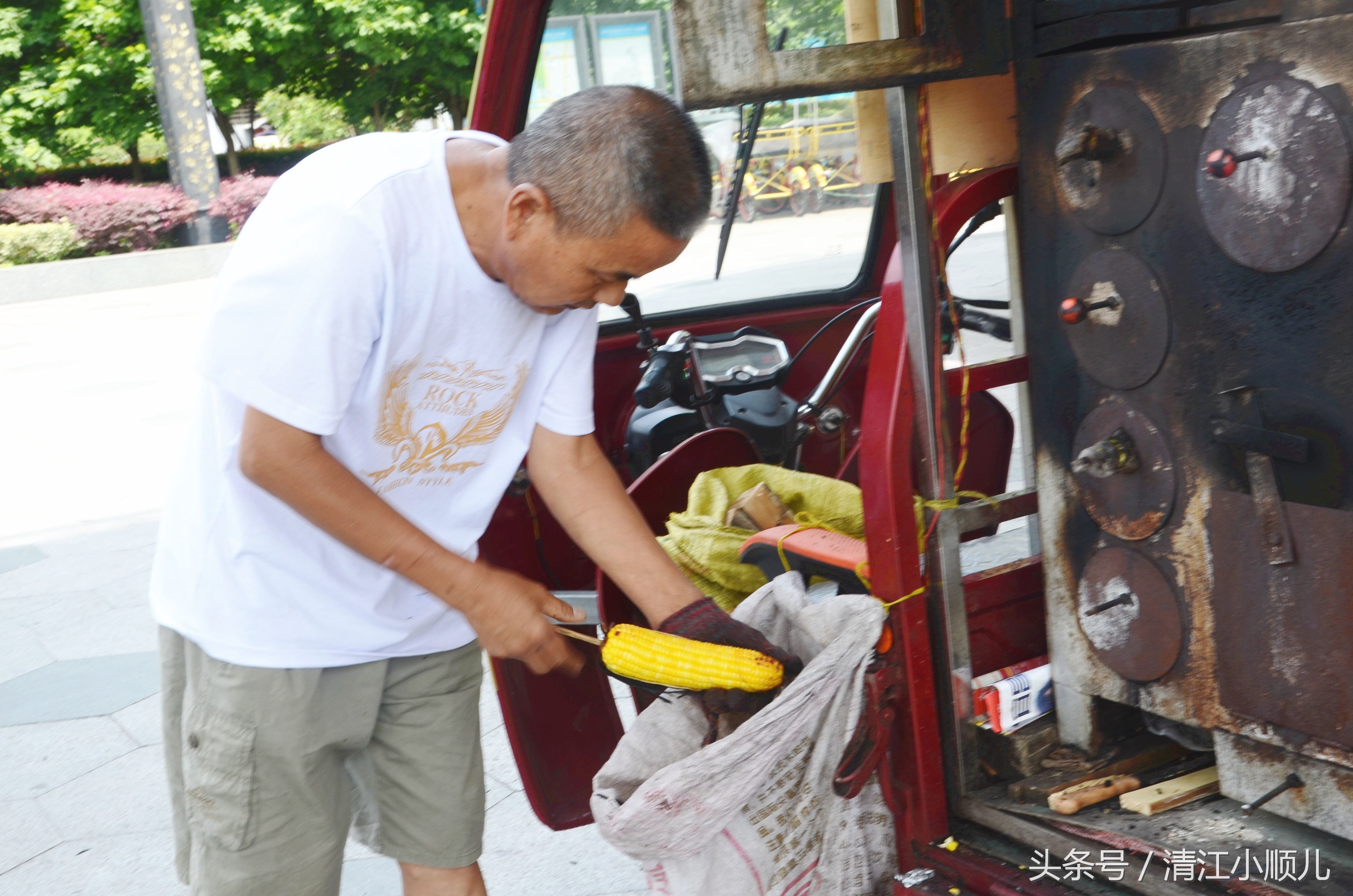 六旬老人一年365天烤玉米，6年毛收入80万纯赚50万