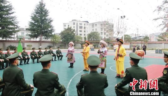 武警贵州总队官兵同驻地少数民族同胞开展军民迎春活动