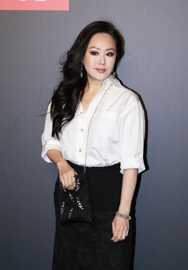 56岁桃色女王真会穿，衬衫配蕾丝裙潇洒干练，气场可真足