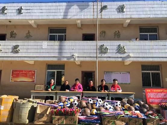 小辫儿张云雷粉丝团携手能量中国助力个旧教育