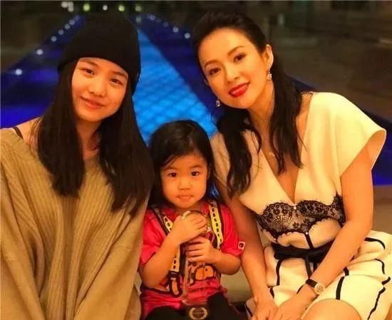 真怀了?40岁章子怡疑怀二胎,近照孕肚明显!网