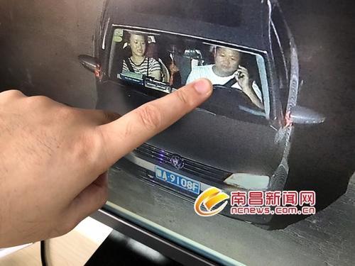 南昌交警黑科技精准抓拍开车接打电话 勿抱侥