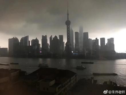 上海暴雨一片黑暗 网友:犹如今天的股市一般!