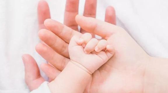 宝宝头往后仰、飞机手就是肌张力高吗?会不会