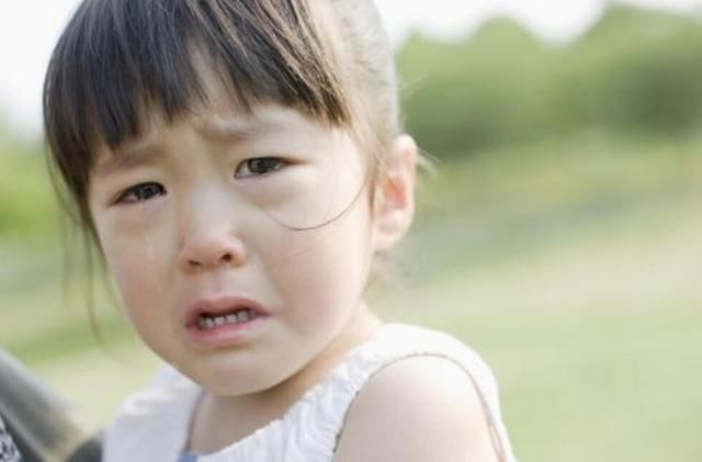 小舅子结婚我给3万,他嫌钱少女儿拉我走,他竟然给了我女儿一脚