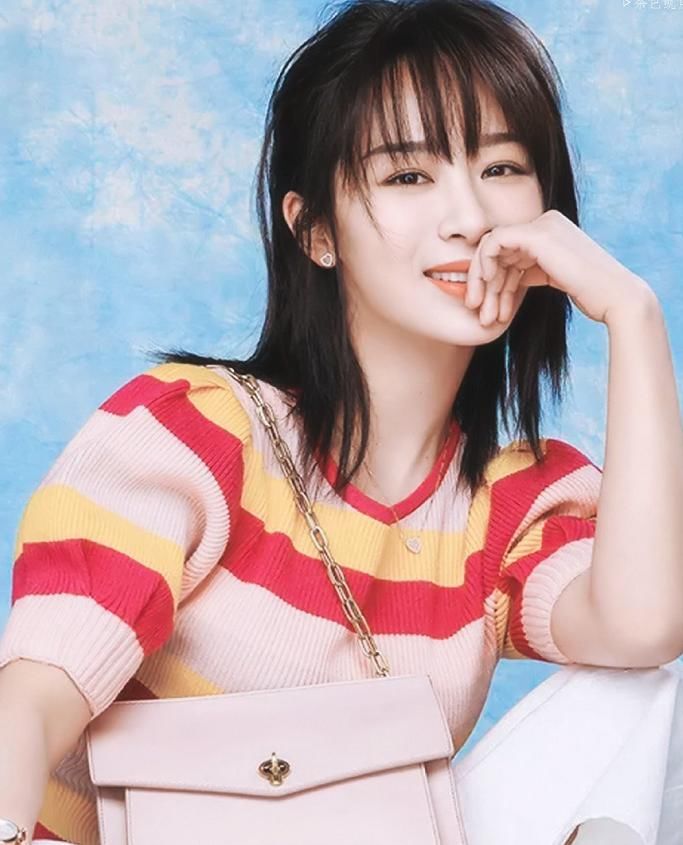 杨紫第一次将刘海掀起来,与以往判若两人,只是这脸未免太圆了
