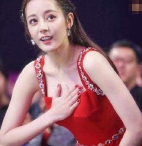迪丽热巴出席活动频频捂胸，得知真相后，网友：粉定她了！