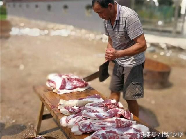 农村里开始杀猪啦!摆在餐桌中间的是游子们梦中的那钵