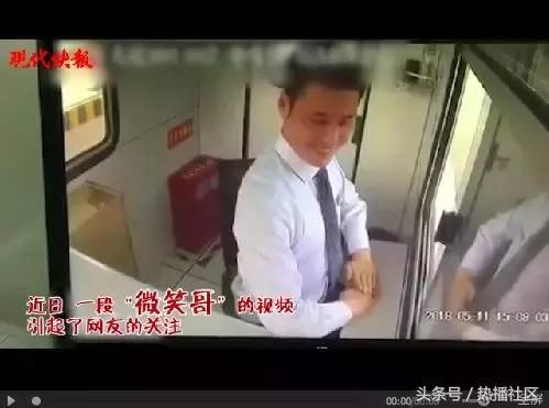 高速站收费员化身微笑哥 抬头转身似跳机械舞