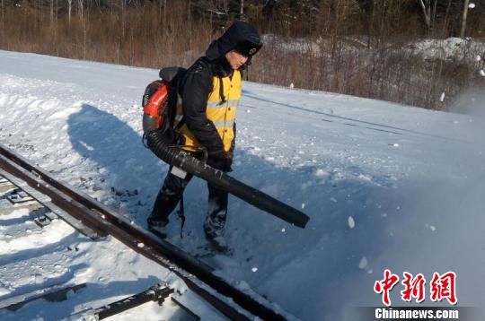 被称“雪窝子”的铁路小站过元宵：吃饱了继续与雪作战