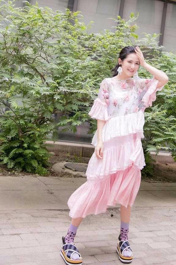 谢娜生完孩子瘦回来了,希腊长裙配纸片腰美回