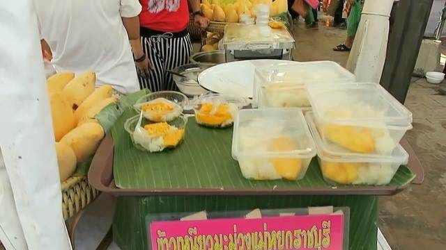 在泰国曼谷吃美味芒果饭,里面有1整只大芒果,只是付款时有点懵