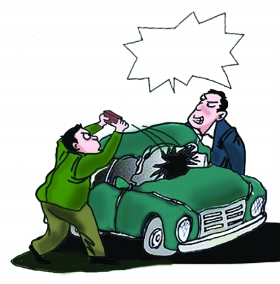 不满邻居停车堵路 淄川男子砸车泄愤