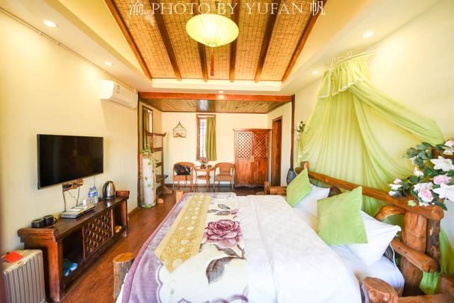 丽江束河古镇15元的早餐，一碗米线一个纳西粑粑，还算合理吧？