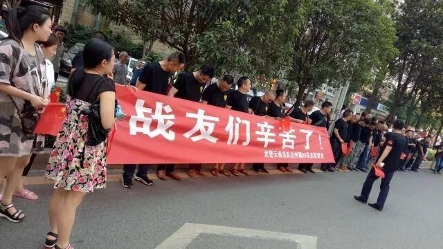 达州市民送别成都等13地撤离消防官兵，4个支队仍留守现场监护