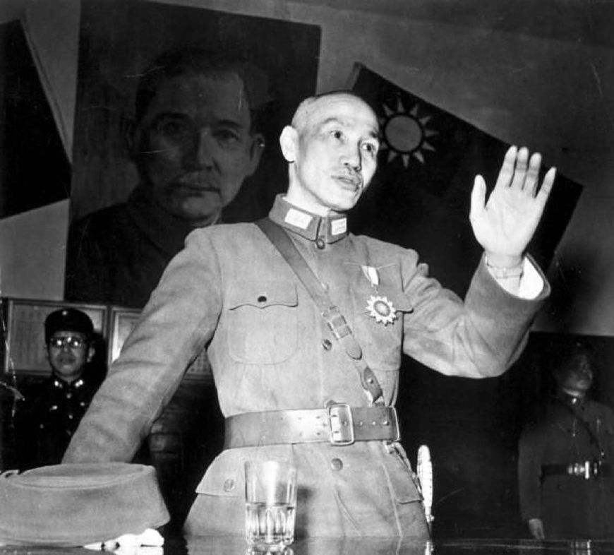 美国大兵来台湾特色景点旅游,他和2个女人的合影惹怒蒋介石