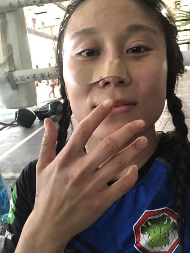 台上英姿飒爽KO美女,台下狼狈不堪,美女运动员变成画照片对手把古代图片