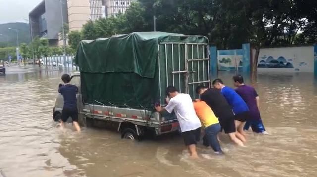 暴雨来袭，白云多地水浸，他们冲在第一线