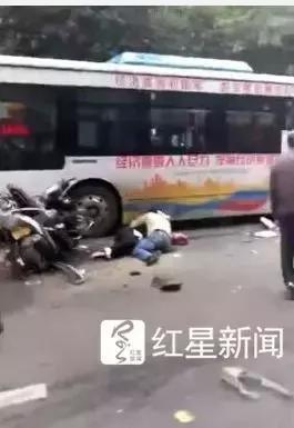 福建龙岩一公交车被持刀歹徒劫持 目击者:车飞