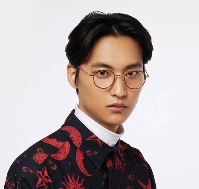 没近视的人戴的眼镜